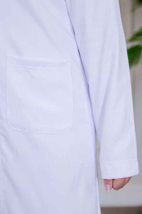 بالطو طبي لابكوت قصير لون أبيض بياقة مطوية و أزرار من الأمام و بجيوب من الجانبين