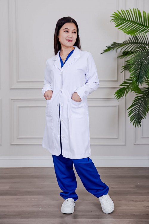 بالطو طبي لابكوت قصير لون أبيض بياقة مطوية و أزرار من الأمام و بجيوب من الجانبين