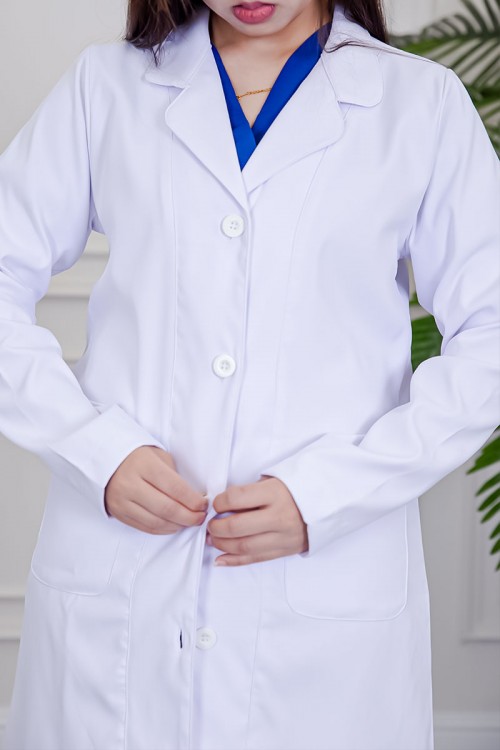 بالطو طبي لابكوت قصير لون أبيض بياقة مطوية و أزرار من الأمام و بجيوب من الجانبين