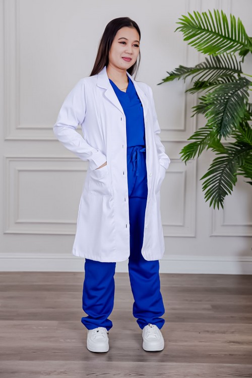 بالطو طبي لابكوت قصير لون أبيض بياقة مطوية و أزرار من الأمام و بجيوب من الجانبين