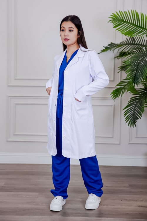 بالطو طبي لابكوت قصير لون أبيض بياقة مطوية و أزرار من الأمام و بجيوب من الجانبين