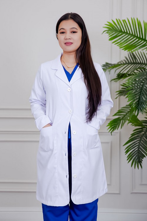 بالطو طبي لابكوت قصير لون أبيض بياقة مطوية و أزرار من الأمام و بجيوب من الجانبين