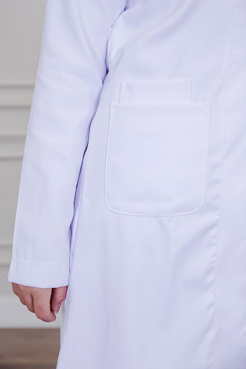 بالطو طبي لابكوت قصير لون أبيض بياقة مطوية و أزرار من الأمام و بجيوب من الجانبين