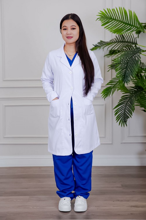 بالطو طبي لابكوت قصير لون أبيض بياقة مطوية و أزرار من الأمام و بجيوب من الجانبين