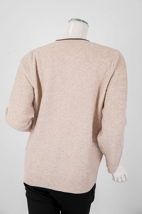 بلوفر نسائي شتوي لون بيج مزين بطبعات و فصوص ياقة دائرية و أكمام طويلة