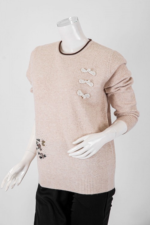 بلوفر نسائي شتوي لون بيج مزين بطبعات و فصوص ياقة دائرية و أكمام طويلة