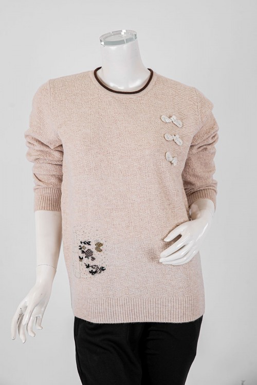 بلوفر نسائي شتوي لون بيج مزين بطبعات و فصوص ياقة دائرية و أكمام طويلة