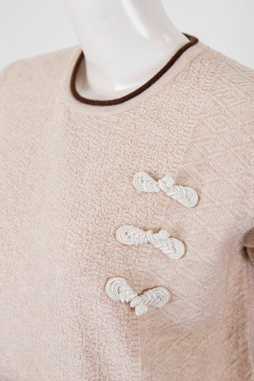 بلوفر نسائي شتوي لون بيج مزين بطبعات و فصوص ياقة دائرية و أكمام طويلة