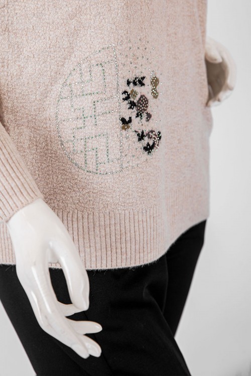 بلوفر نسائي شتوي لون بيج مزين بطبعات و فصوص ياقة دائرية و أكمام طويلة