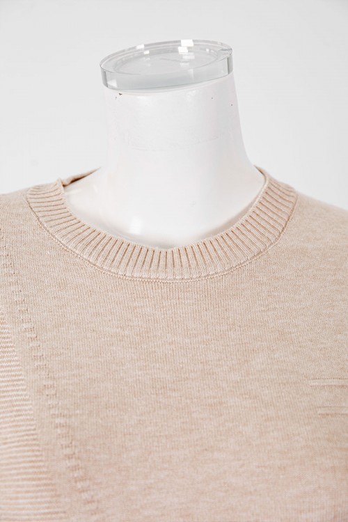 بلوفر نسائي شتوي لون بيج ياقة دائرية و أكمام طويلة