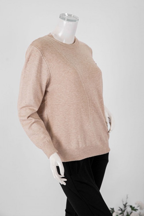 بلوفر نسائي شتوي لون بيج ياقة دائرية و أكمام طويلة