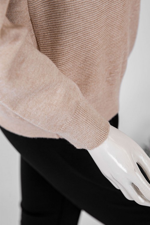 بلوفر نسائي شتوي لون بيج ياقة دائرية و أكمام طويلة