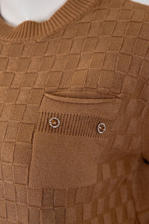 بلوفر نسائي شتوي لون بني بياقة دائرية و جيب من الأمام مزين بأزرار ذو أكمام طويلة