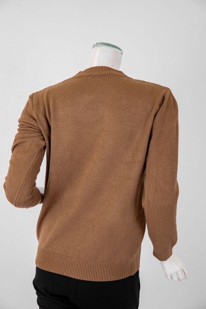 بلوفر نسائي شتوي لون بني بياقة دائرية و جيب من الأمام مزين بأزرار ذو أكمام طويلة 