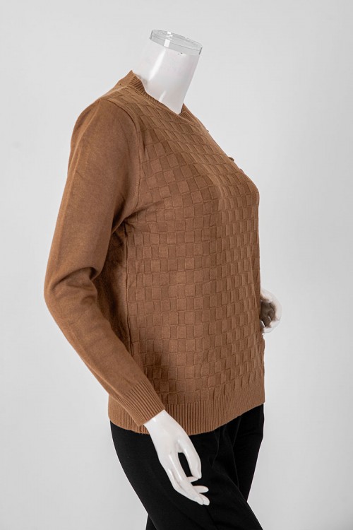 بلوفر نسائي شتوي لون بني بياقة دائرية و جيب من الأمام مزين بأزرار ذو أكمام طويلة