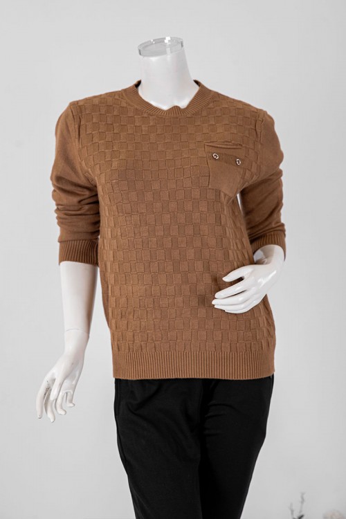 بلوفر نسائي شتوي لون بني بياقة دائرية و جيب من الأمام مزين بأزرار ذو أكمام طويلة