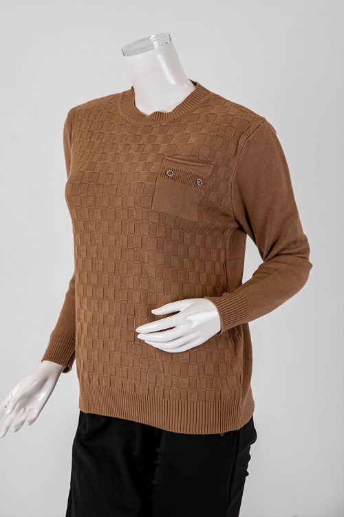 بلوفر نسائي شتوي لون بني بياقة دائرية و جيب من الأمام مزين بأزرار ذو أكمام طويلة