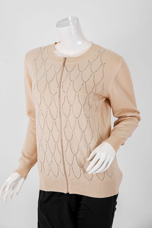 بلوزة نسائية شتوية لون بيج مزينة بفصوص ياقة دائرية و سحاب من الأمام و أكمام طويلة