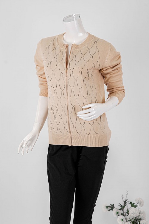 بلوزة نسائية شتوية لون بيج مزينة بفصوص ياقة دائرية و سحاب من الأمام و أكمام طويلة