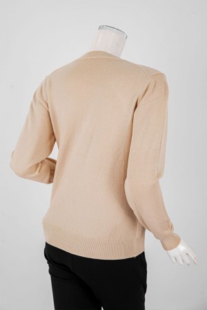 بلوزة نسائية شتوية لون بيج مزينة بفصوص ياقة دائرية و سحاب من الأمام و أكمام طويلة 