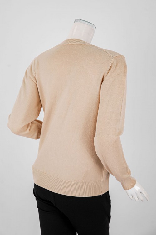 بلوزة نسائية شتوية لون بيج مزينة بفصوص ياقة دائرية و سحاب من الأمام و أكمام طويلة