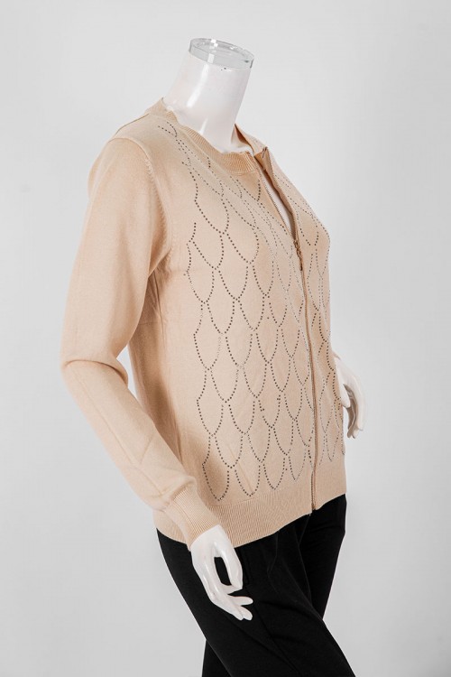 بلوزة نسائية شتوية لون بيج مزينة بفصوص ياقة دائرية و سحاب من الأمام و أكمام طويلة