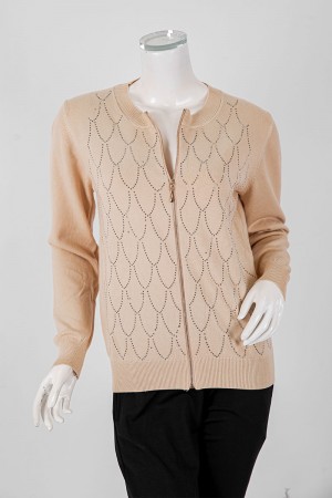 بلوزة نسائية شتوية لون بيج مزينة بفصوص ياقة دائرية و سحاب من الأمام و أكمام طويلة 