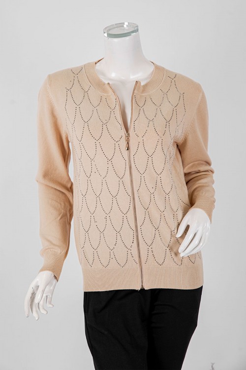 بلوزة نسائية شتوية لون بيج مزينة بفصوص ياقة دائرية و سحاب من الأمام و أكمام طويلة