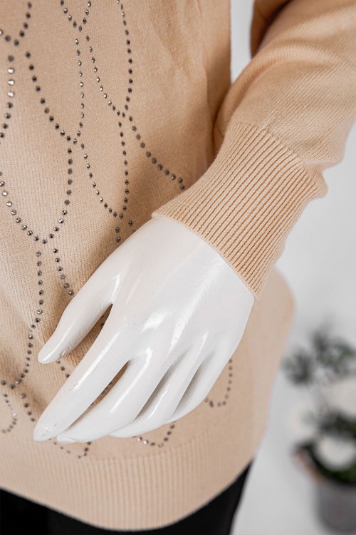 بلوزة نسائية شتوية لون بيج مزينة بفصوص ياقة دائرية و سحاب من الأمام و أكمام طويلة