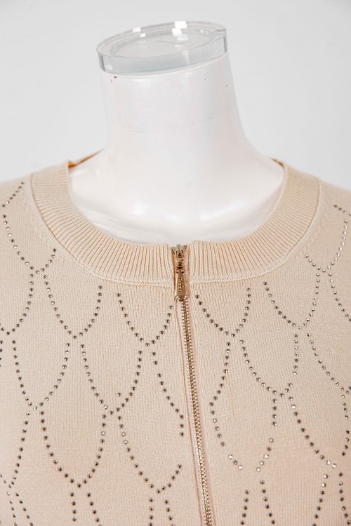 بلوزة نسائية شتوية لون بيج مزينة بفصوص ياقة دائرية و سحاب من الأمام و أكمام طويلة