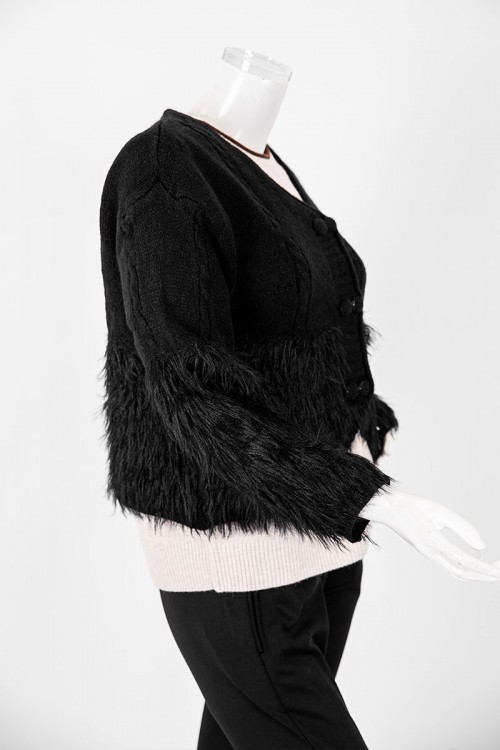 بلوزة نسائية شتوية لون أسود مزينة بخيوط طويلة بأزرار أمامية كبيرة و بأكمام طويلة