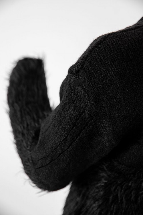 بلوزة نسائية شتوية لون أسود مزينة بخيوط طويلة بأزرار أمامية كبيرة و بأكمام طويلة