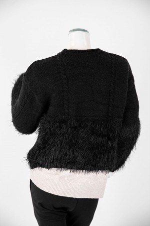 بلوزة نسائية شتوية لون أسود مزينة بخيوط طويلة بأزرار أمامية كبيرة و بأكمام طويلة 