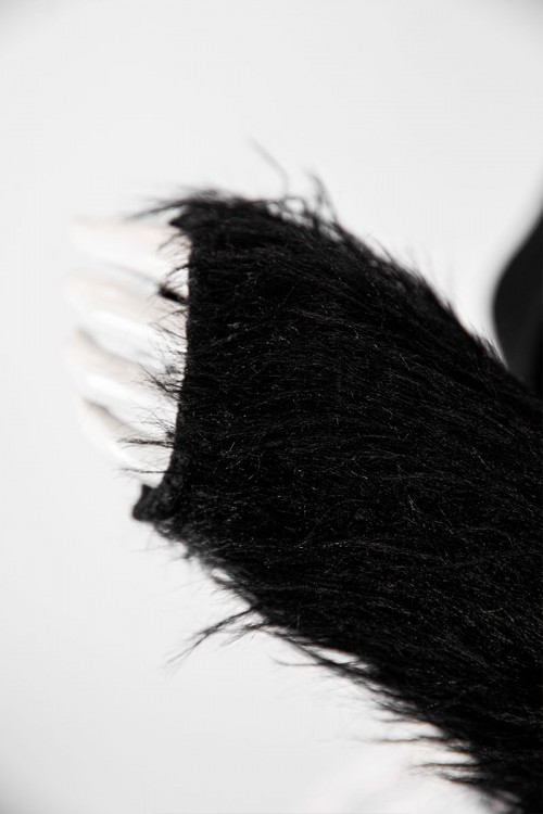 بلوزة نسائية شتوية لون أسود مزينة بخيوط طويلة بأزرار أمامية كبيرة و بأكمام طويلة