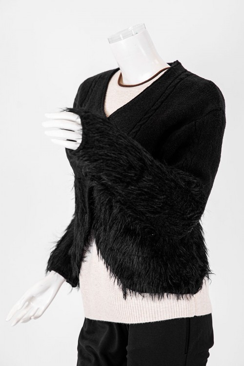 بلوزة نسائية شتوية لون أسود مزينة بخيوط طويلة بأزرار أمامية كبيرة و بأكمام طويلة