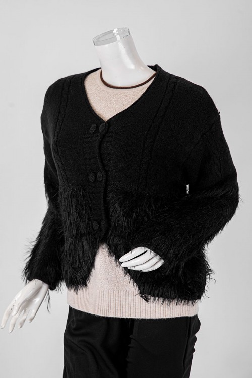 بلوزة نسائية شتوية لون أسود مزينة بخيوط طويلة بأزرار أمامية كبيرة و بأكمام طويلة