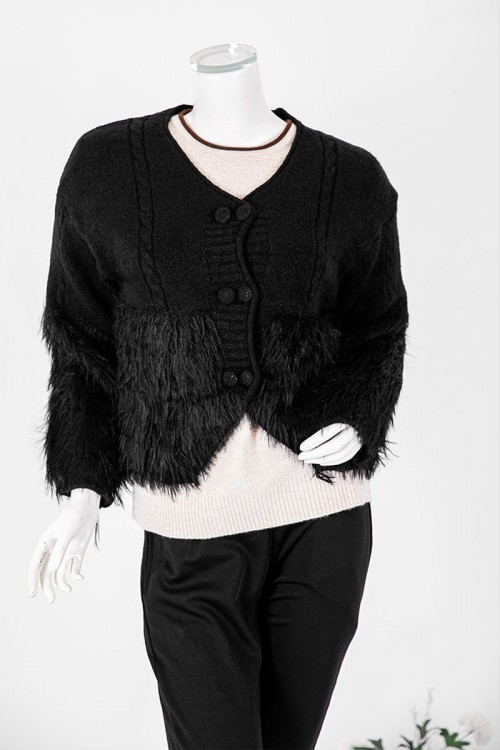 بلوزة نسائية شتوية لون أسود مزينة بخيوط طويلة بأزرار أمامية كبيرة و بأكمام طويلة