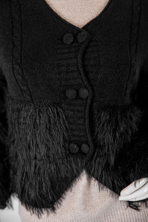 بلوزة نسائية شتوية لون أسود مزينة بخيوط طويلة بأزرار أمامية كبيرة و بأكمام طويلة