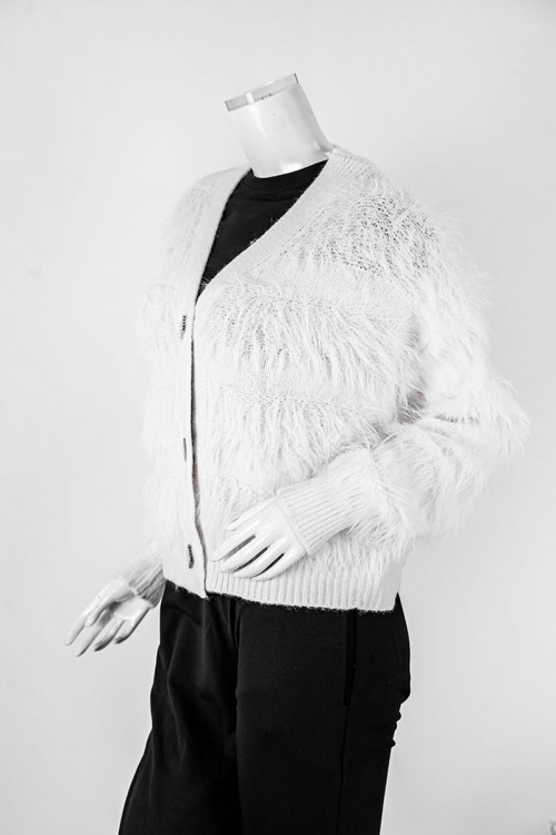 بلوزة نسائية شتوية لون أبيض مزينة بخيوط طويلة بأزرار أمامية كبيرة و بأكمام طويلة