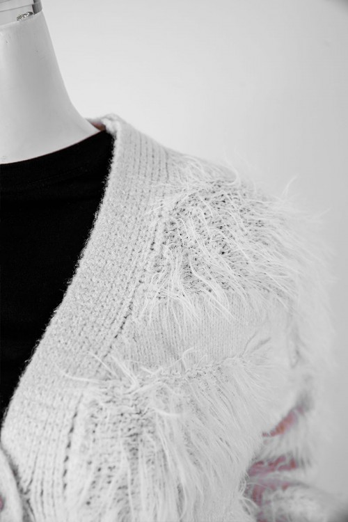 بلوزة نسائية شتوية لون أبيض مزينة بخيوط طويلة بأزرار أمامية كبيرة و بأكمام طويلة