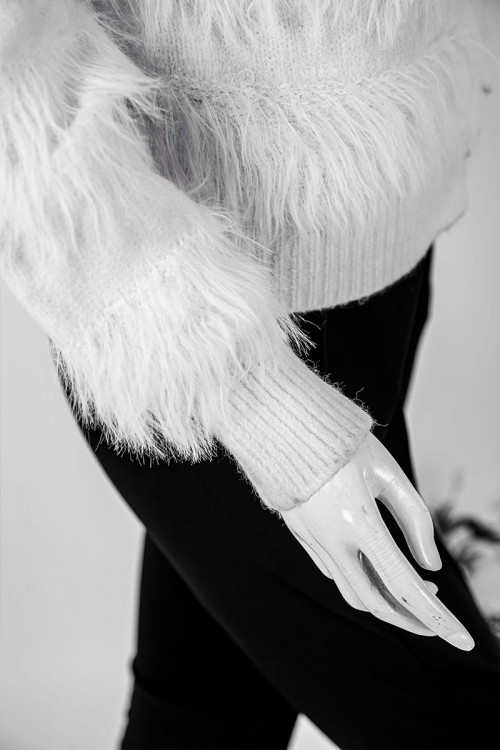 بلوزة نسائية شتوية لون أبيض مزينة بخيوط طويلة بأزرار أمامية كبيرة و بأكمام طويلة