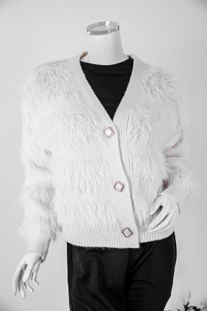 بلوزة نسائية شتوية لون أبيض مزينة بخيوط طويلة بأزرار أمامية كبيرة و بأكمام طويلة 