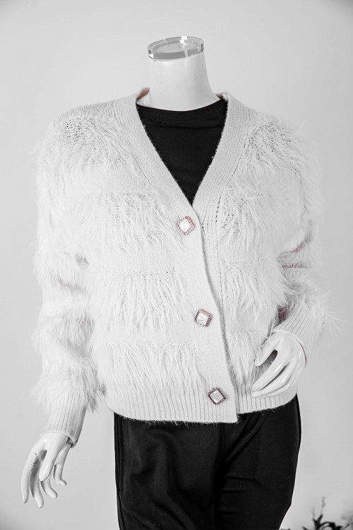 بلوزة نسائية شتوية لون أبيض مزينة بخيوط طويلة بأزرار أمامية كبيرة و بأكمام طويلة