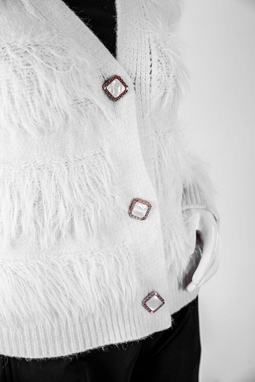 بلوزة نسائية شتوية لون أبيض مزينة بخيوط طويلة بأزرار أمامية كبيرة و بأكمام طويلة