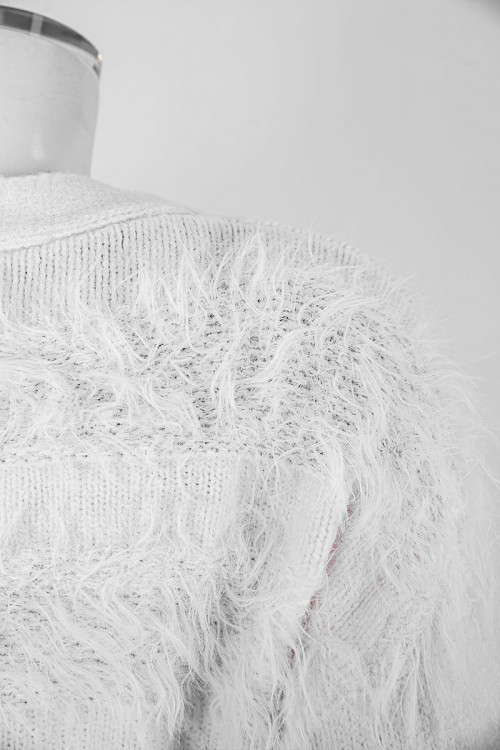 بلوزة نسائية شتوية لون أبيض مزينة بخيوط طويلة بأزرار أمامية كبيرة و بأكمام طويلة