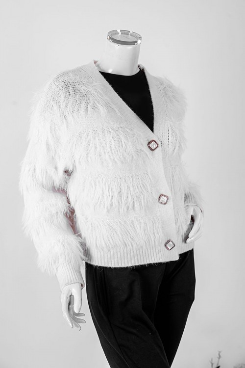 بلوزة نسائية شتوية لون أبيض مزينة بخيوط طويلة بأزرار أمامية كبيرة و بأكمام طويلة