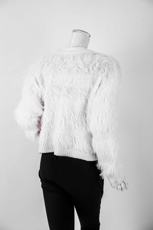 بلوزة نسائية شتوية لون أبيض مزينة بخيوط طويلة بأزرار أمامية كبيرة و بأكمام طويلة 