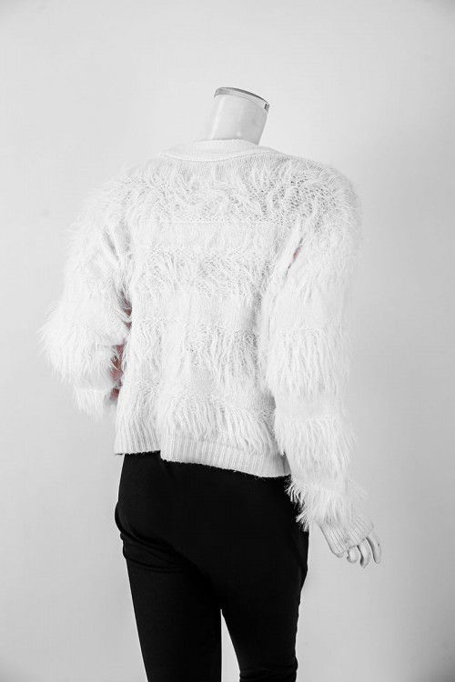 بلوزة نسائية شتوية لون أبيض مزينة بخيوط طويلة بأزرار أمامية كبيرة و بأكمام طويلة