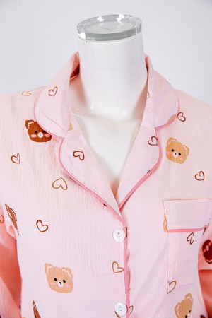 بجامة نسائية قطعتين لون خربزي مزينة برسومات بلوزة بياقة مطوية و جيب و أزرار من الأمام بأكمام طويلة مع بنطلون طويل 