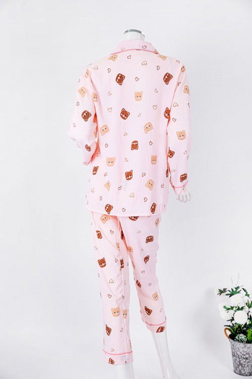 بجامة نسائية قطعتين لون خربزي مزينة برسومات بلوزة بياقة مطوية و جيب و أزرار من الأمام بأكمام طويلة مع بنطلون طويل